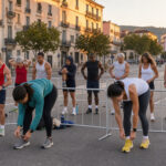 Des coureurs et des coureuses regroupés dans des sas de départ sur un large boulevard de Marseille au lever du jour, dans une ambiance réaliste de course sur route.